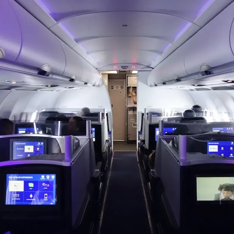 Места бизнес-класса в салоне Mint самолета от JetBlue