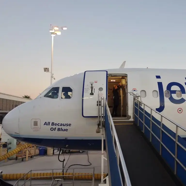 реактивный синий самолет