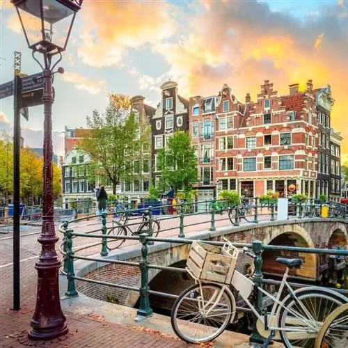 Велосипеды рядом с мостом в Амстердаме во время заката