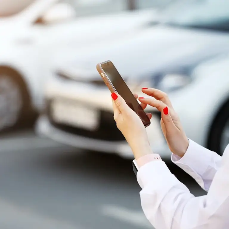 женщина использует приложение для аренды автомобилей