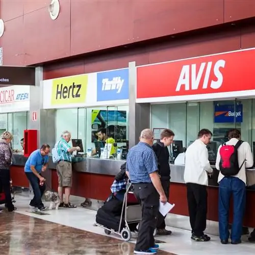 Киоски по аренде автомобилей в аэропорту с толпами людей