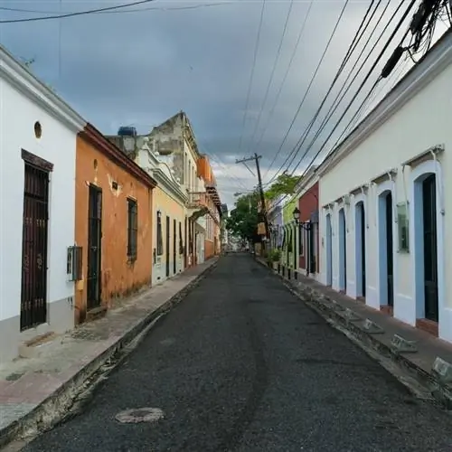 Старая улица с колониальными домами в Доминиканской Республике