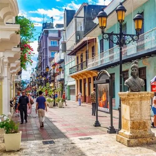 Статуя Варфоломея Колумба на улице Калле-эль-Конде в колониальном центре Санто-Доминго, Доминиканская Республика