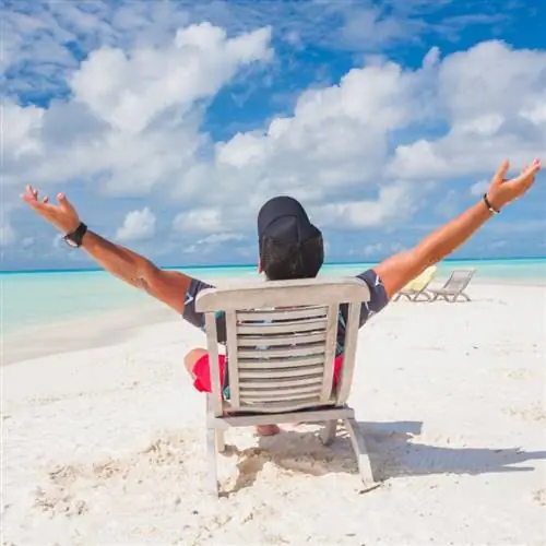 мужчина на пляже в отпуске