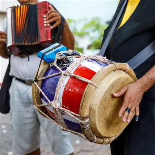 люди играют на барабанах