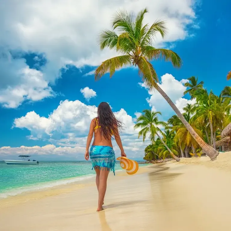 Женщина в Пунта-Кане на пляже