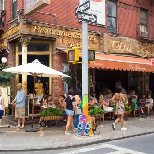 Традиционный итальянский ресторан в исторической Маленькой Италии в Нью-Йорке