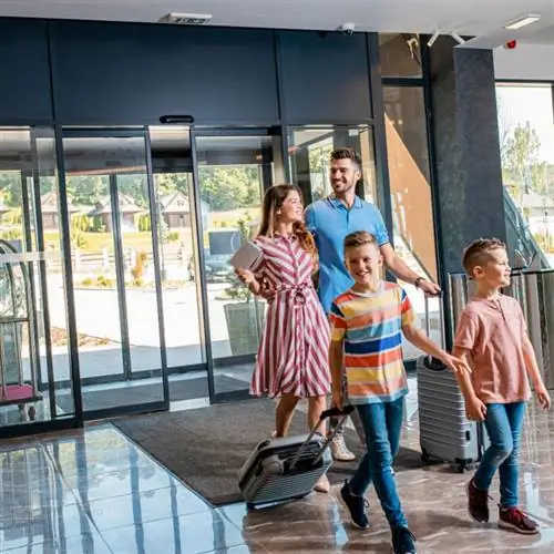 семья входит в отель