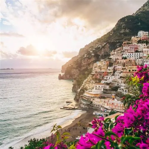 Вид со скалы на Неаполь над пляжем