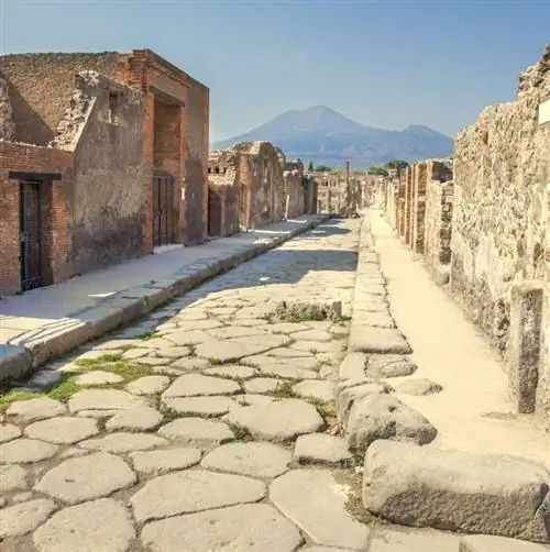 Пустые мощеные улицы Помпеи, Италия.