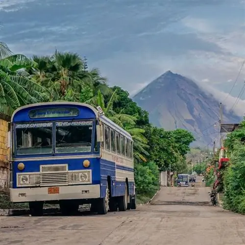 Закат на улицах острова Ометепе на фоне вулкана Консепсьон и автобуса впереди.