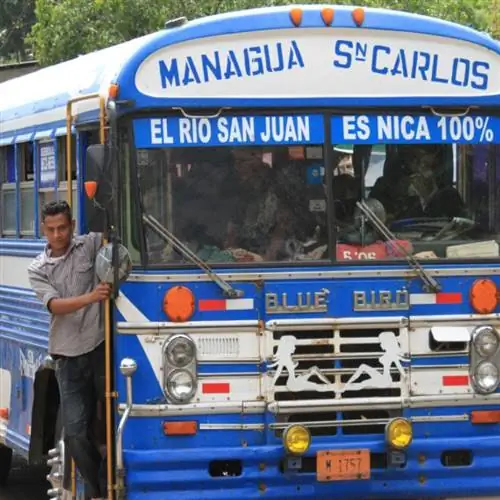 мужчина стоит возле автобуса