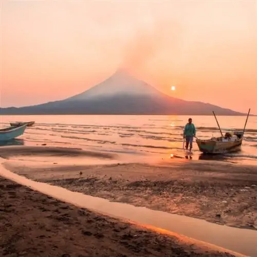 Рыбак готовится к рыбалке на озере Манагуа, Никарагуа.