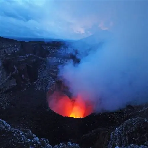 Вулкан Масая с видимым бассейном лавы и светящимися выхлопными газами и газами в сумерках, Масая, Никарагуа, Центральная Америка.