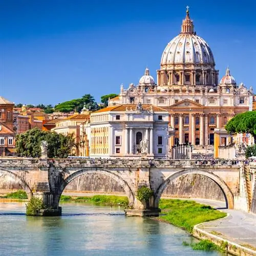 Рим, Италия, куполообразное здание за каналом