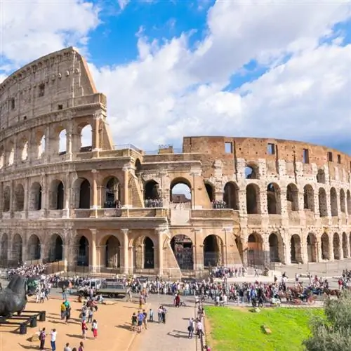 Толпы туристов, стоящих вокруг Колизея в Риме, Италия