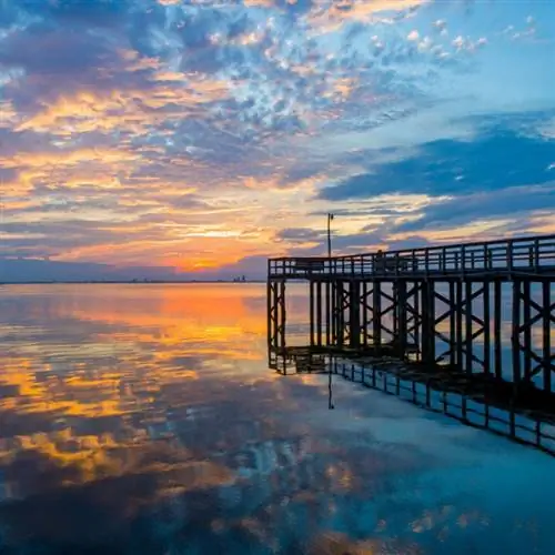 Красивый красочный закат в заливе Мобил на копии побережья Мексиканского залива Алабамы