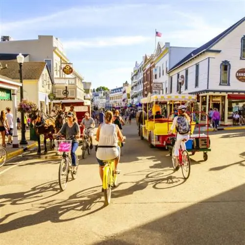 Отдыхающие выходят на Маркет-стрит на острове Макино, где полно магазинов и ресторанов.