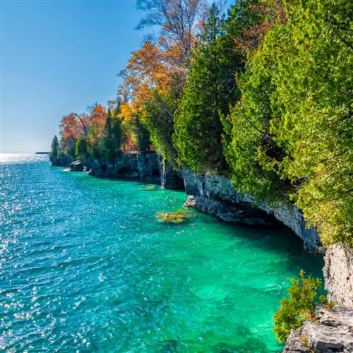 Голубая вода и скалы в стране Висконсин