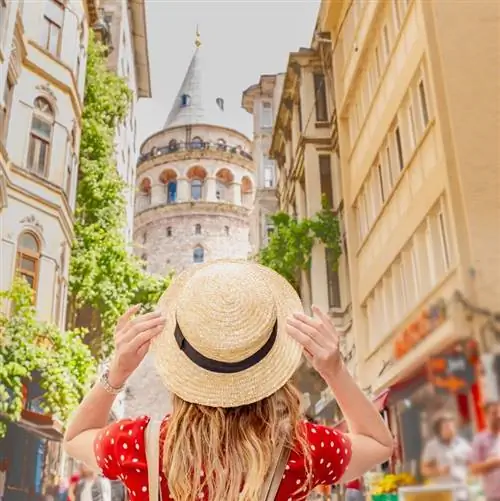 Молодая женщина-путешественница смотрит на здание в Стамбуле