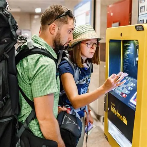 Люди, пользующиеся железнодорожным киоском Стамбула