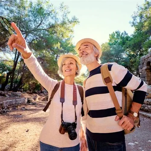 двое пожилых туристов осматривают достопримечательности во время путешествия