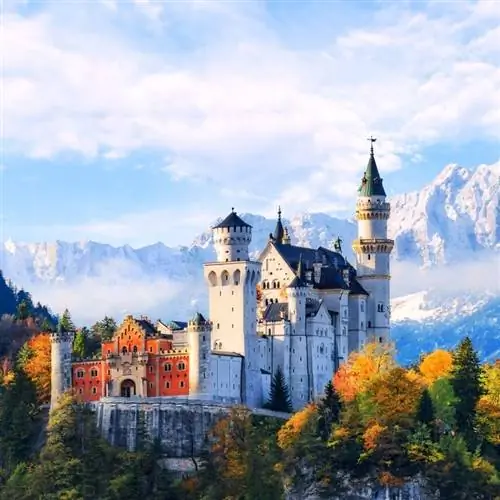 Замок Нойшванштайн в Баварских Альпах в Германии