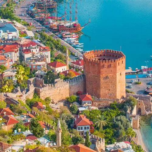 Вид с воздуха на старый город Калеичи в Анталии, Турция, на восточном Средиземноморье