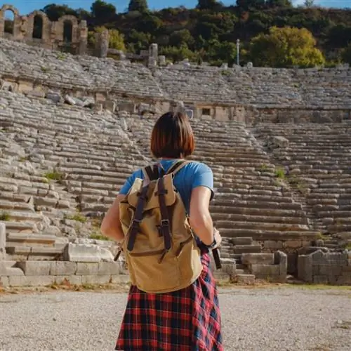 турист смотрит на руины в Перге, Анталия, Турция