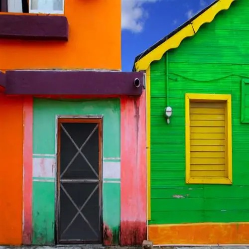 красочные карибские дома, тропические яркие цвета, остров Мухерес, Мексика