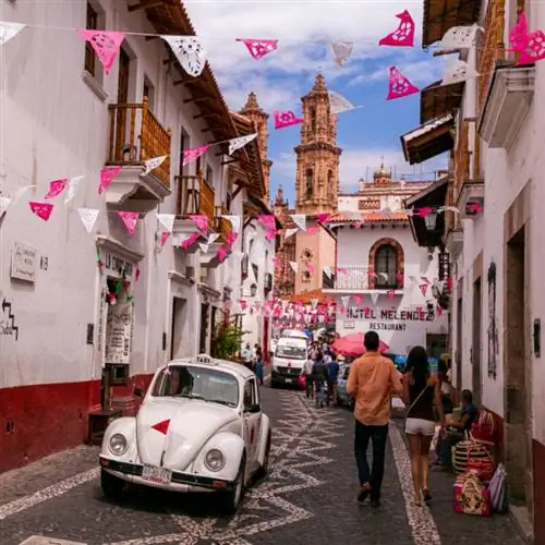 Мини-такси (Volkswagen Beetle) на улицах Таско