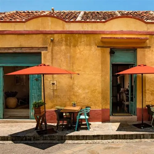 Вид на старое здание с местами на открытом воздухе в Сан-Кристобаль-де-лас-Касас, Мексика