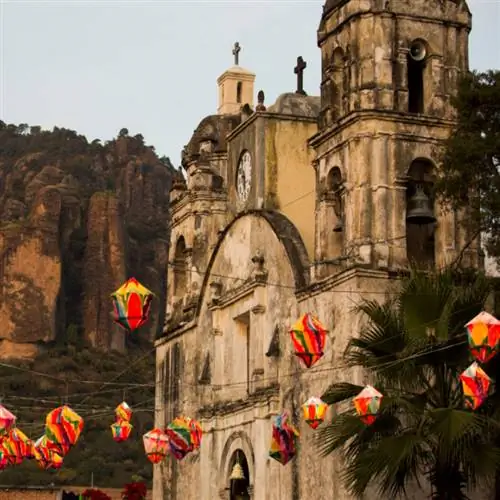 Вид на церковь Тепостлана Иглесия-де-ла-Сантисима Тринидад, центр города.