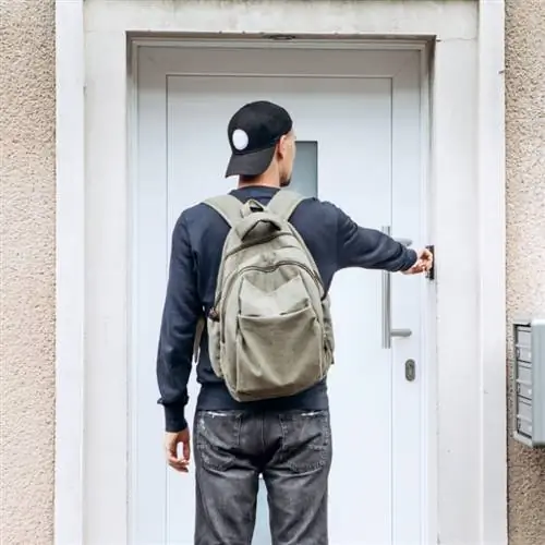 Гость Airbnb звонит в дверь