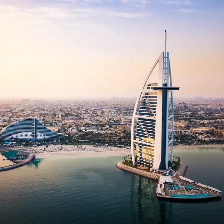 Приморский горизонт Дубая и вид с воздуха на роскошный отель Бурдж-эль-Араб на рассвете