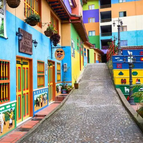 Мощеная улица с красочными домами в Гуатапе, небольшом колониальном городке в департаменте Антиокия, Колумбия, Южная Америка