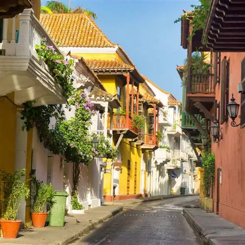 Улица колониальной эпохи с историческими домами в старом центре Картахены, Северная Колумбия, город, расположенный на Карибском побережье, Южная Америка