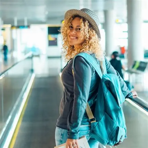 Женщина в аэропорту