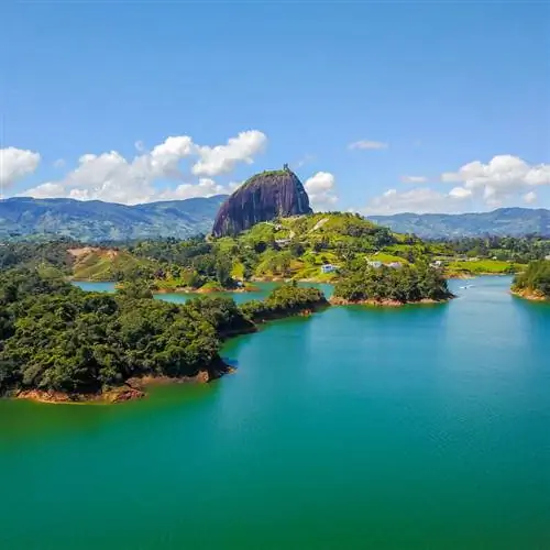 Вид с воздуха на регион озера Гуатапе в департаменте Антиокия, Колумбия, Южная Америка