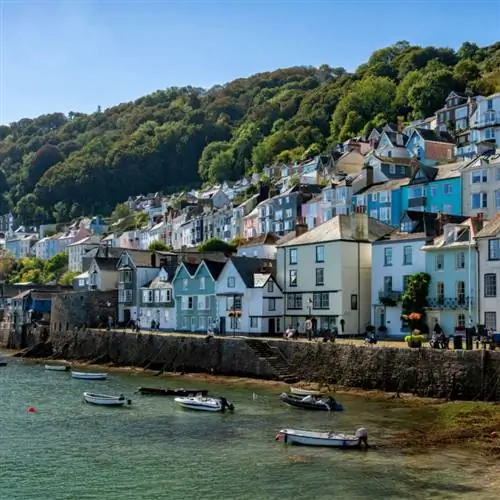 Вид на гавань в Дартмуте, Девон, Великобритания.