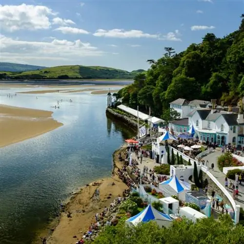 Вид на пляж Портмейрион со скалы в Северном Уэльсе, Великобритания.