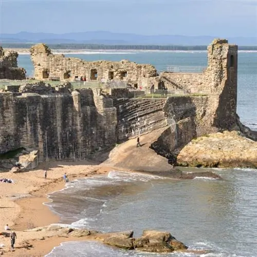 Люди, идущие по пляжу Сент-Эндрюс, Шотландия, Великобритания