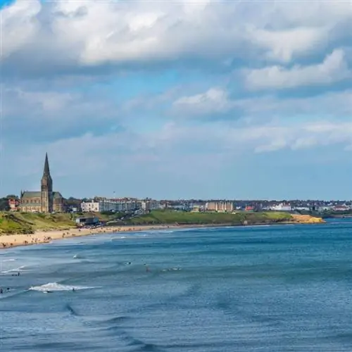 Вид на замок над заливом в Тайнмуте, Великобритания