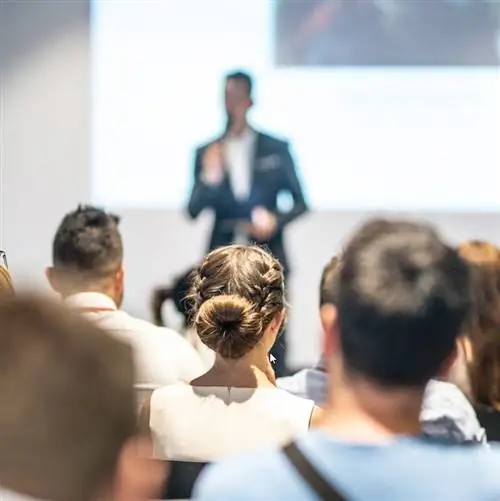 Люди на презентации таймшера в Мексике