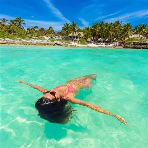 Женщина, плавающая в воде