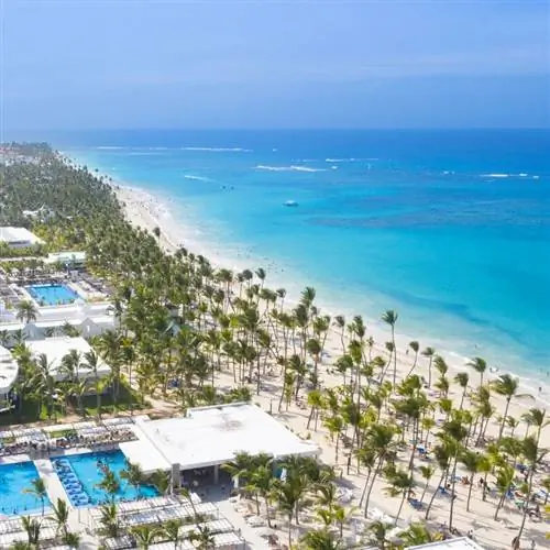 Вид с воздуха на курорт Пунта-Кана и океан
