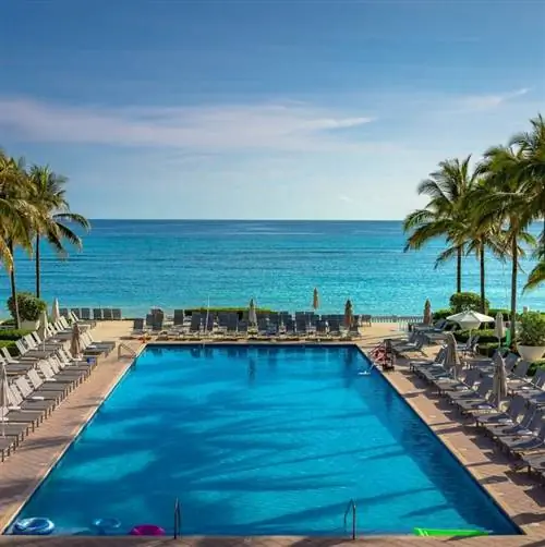 Бассейн Монтего Бэй, Ямайка, на фоне океана