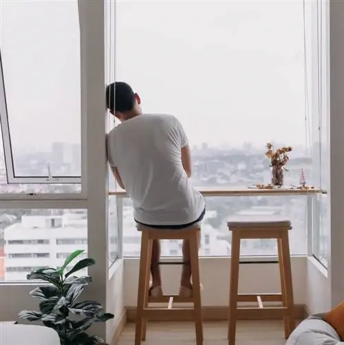 мужчина смотрит в окно