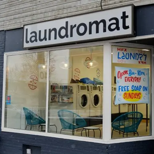 витрина магазина прачечной самообслуживания