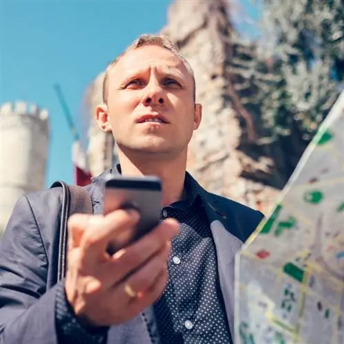 потерявшийся турист с картой